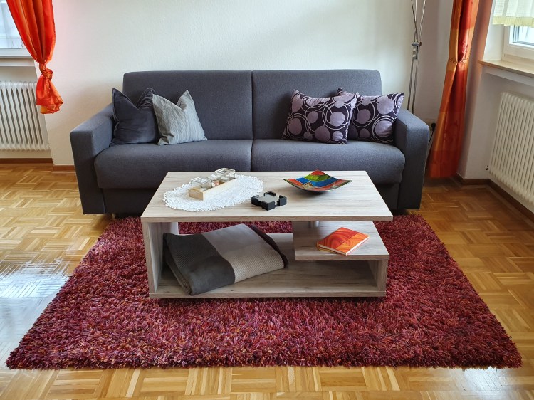 Couch und Wohnzimmertisch